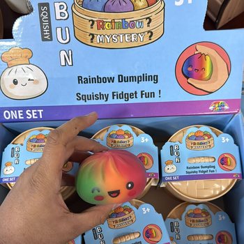 RAGE - RAINBOW Squishy Bun Dumplings ГОЛЕМИ (8.5 x 8.5 x 4.8 Cm) - Вирална Играчка 2026 (12 бр.)